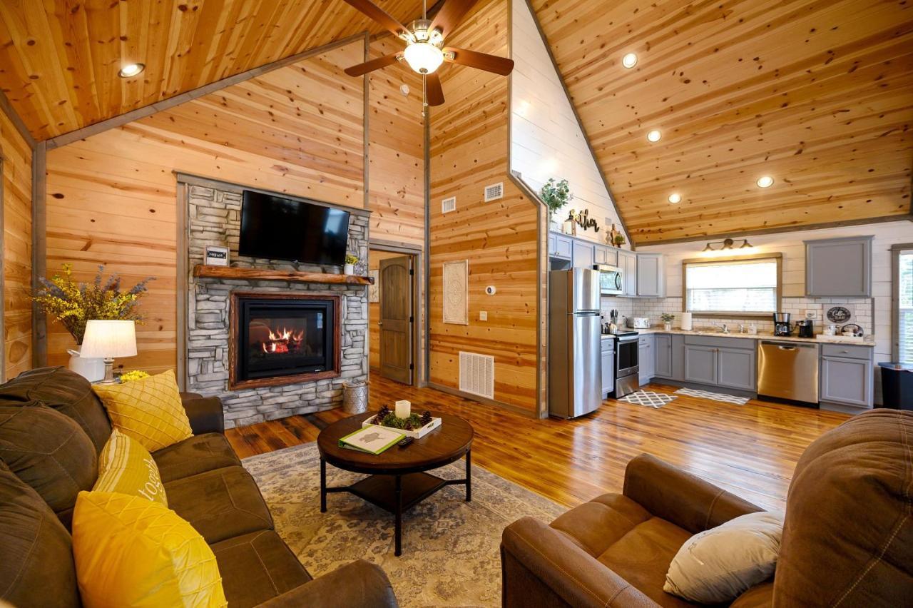 Convenient Romantic Hot Tub Bbq 3-Night Special! Broken Bow Eksteriør bilde