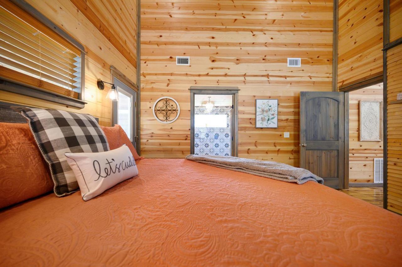 Convenient Romantic Hot Tub Bbq 3-Night Special! Broken Bow Eksteriør bilde