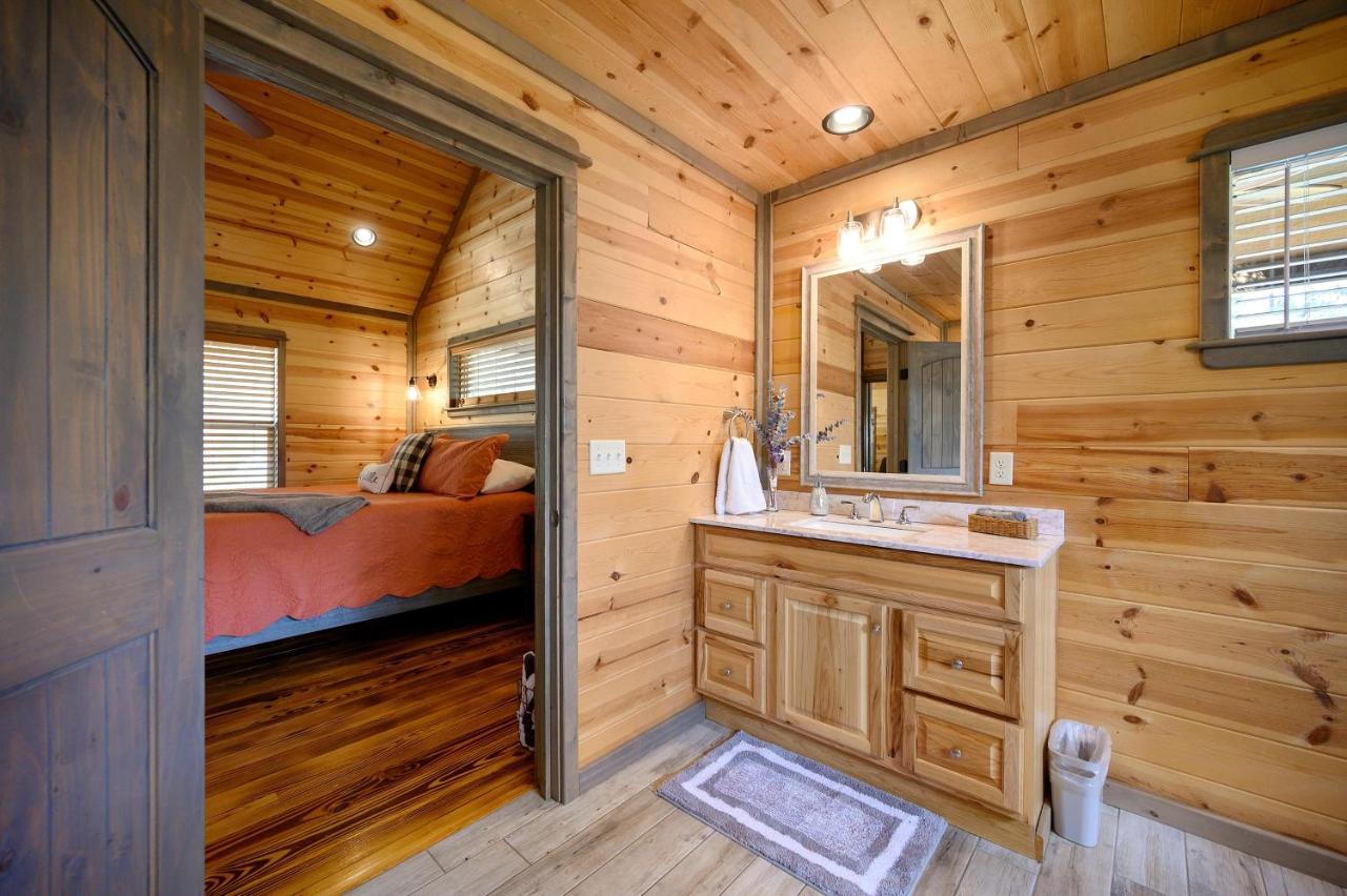 Convenient Romantic Hot Tub Bbq 3-Night Special! Broken Bow Eksteriør bilde
