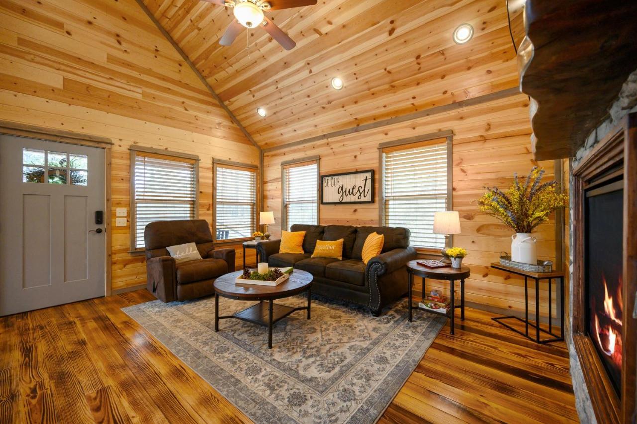 Convenient Romantic Hot Tub Bbq 3-Night Special! Broken Bow Eksteriør bilde