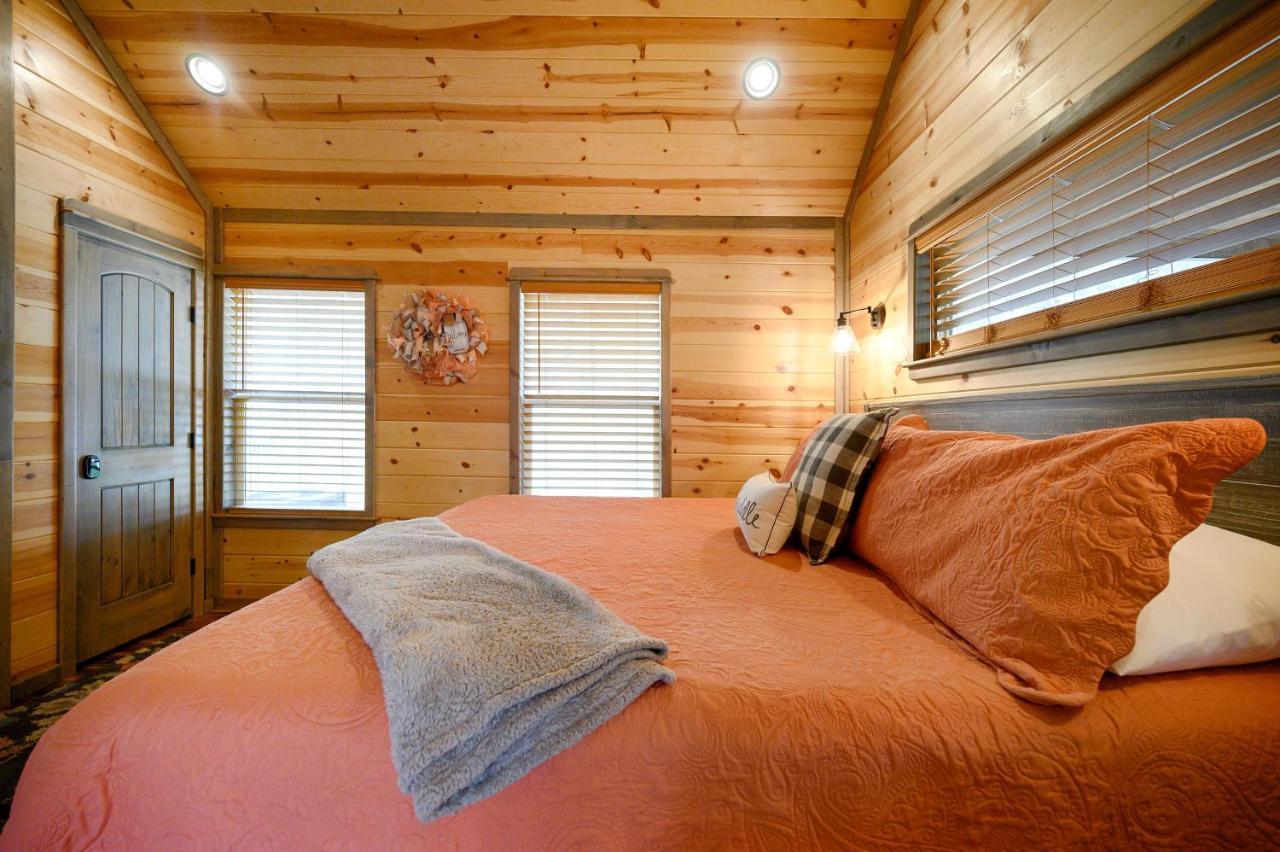 Convenient Romantic Hot Tub Bbq 3-Night Special! Broken Bow Eksteriør bilde